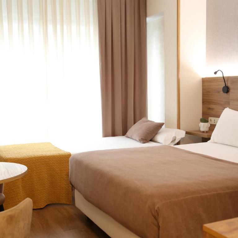 Hotel Maruxia *** Superior - Habitación Doble con cama supletoria (2 adultos + 1 niño) - 1