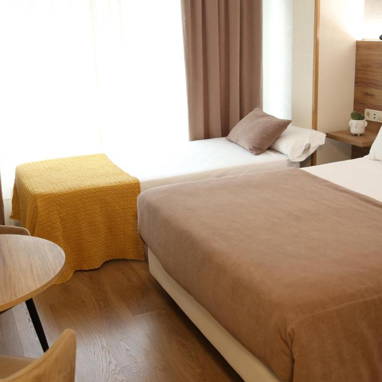 Hotel Maruxia *** Superior - Habitación Doble con cama supletoria (2 adultos + 1 niño) - 2