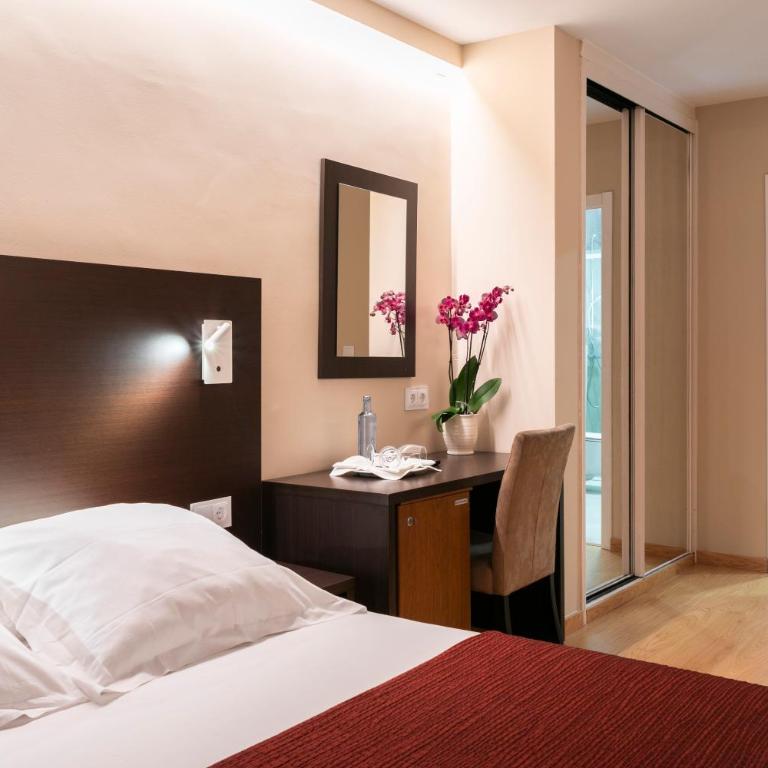 Hotel Santiago Apóstol - Double or Twin Room - 3