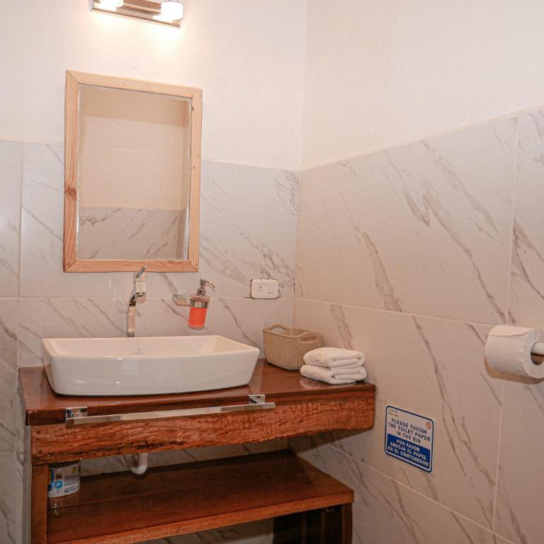 Casa de Vista Alta - Habitación con cama grande y balcón - 5