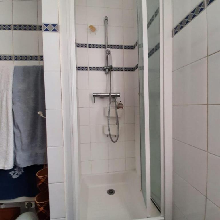 Chambres d'hôtes calmes sur jardin Paris Batignolles - Chambre Double avec Salle de Bains Privative - 8