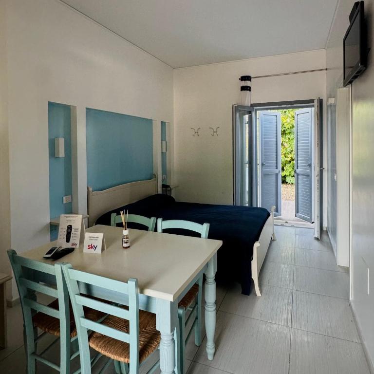 Baia Sangiorgio Hotel & Beach Club - Camera Familiare con Vista Giardino - 14