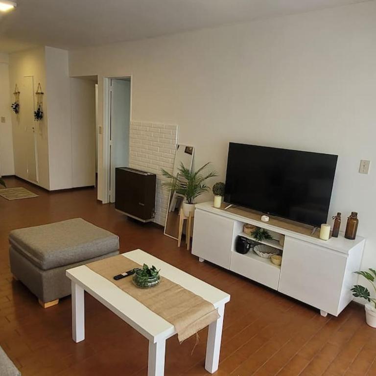 Hermoso Depto en La Perla con Balcón Cochera 5 Personas 8 cuadras del Mar - Apartamento de 1 dormitorio - 6