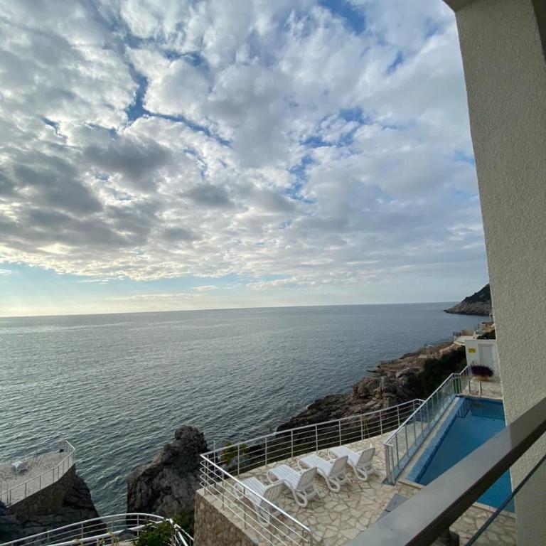 Paradise beachfront view 2 - One-Bedroom Apartment - 4