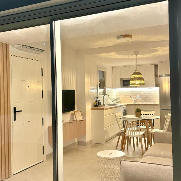 SunnyPalms - Beachfront Penthouse with stunning sea view - Two-Bedroom Apartment - 12