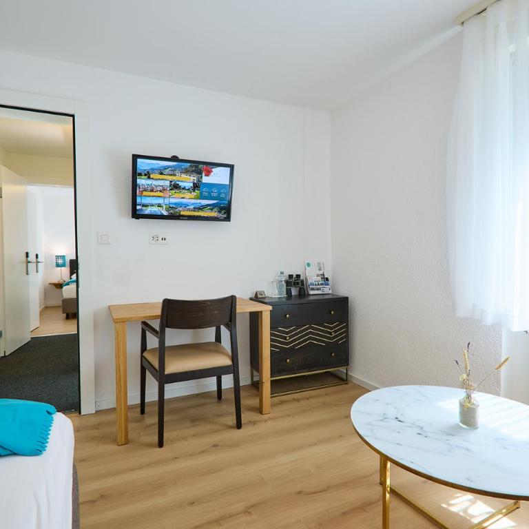 Hotel Sonnenberg - Dreibettzimmer mit Bad - 5