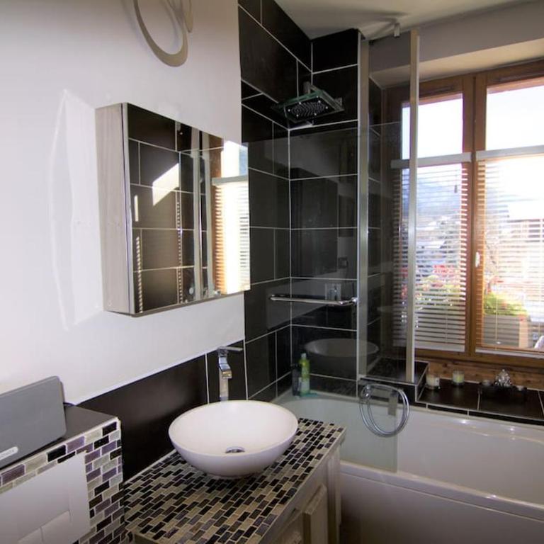Heart of Chamonix Lovely and cosy 2 bedrooms, terrace, parking - Two-Bedroom Apartment - 34