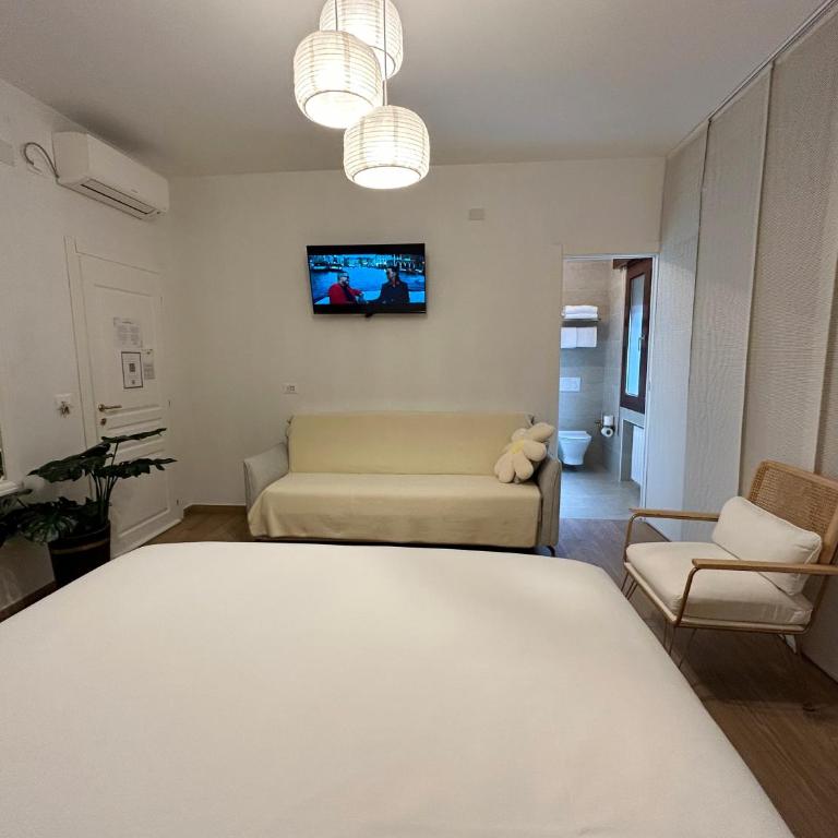 Thalia Room Venezia Mestre - Camera Tripla con Bagno Privato - 9