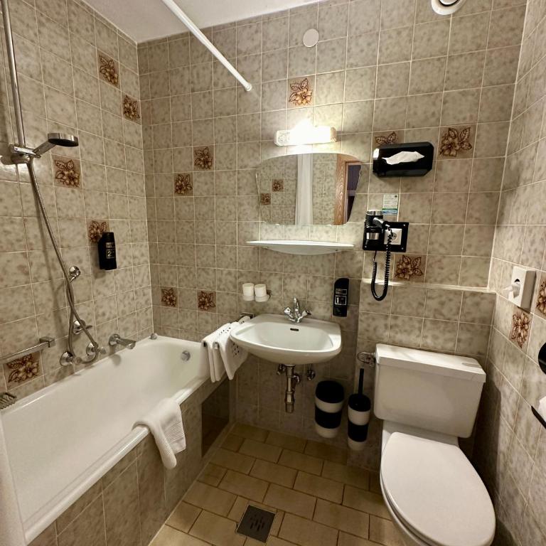 Hotel Zirbenhof - Doppelzimmer mit Bergblick - 4