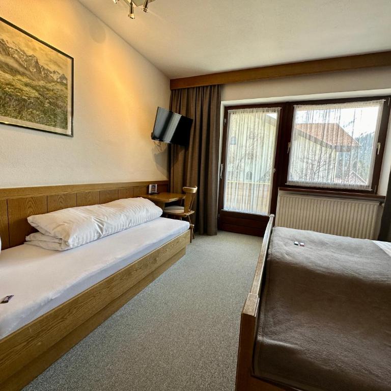 Hotel Zirbenhof - Dreibettzimmer mit Bergblick - 6