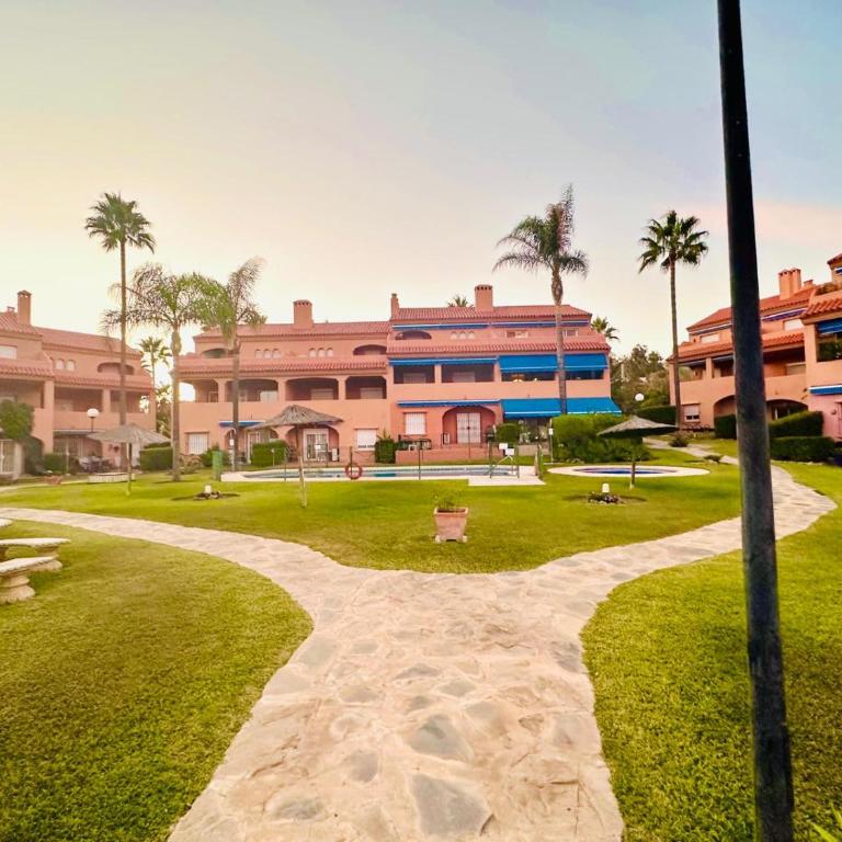 No1 - Beachfront Estepona, close to port, 2 bedroom, 2 bathroom, sleeps 5 - Apartamento Familiar de 2 dormitorios con vistas - 5