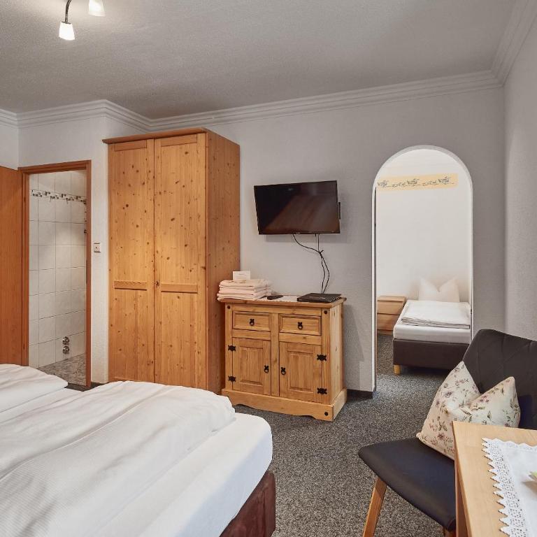 Aktivhotel & Gasthof Schmelz Ihr familienfreundliches Urlaubs Hotel mit Wellness, Almsauna, Chiemgau Karte - Familienzimmer mit eigenem Bad - 1