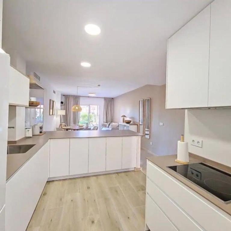 No10 - Beachfront Estepona close to port, 2 bedroom, 2 bathroom, sleeps 5 - Apartamento Familiar de 2 dormitorios con vistas - 7