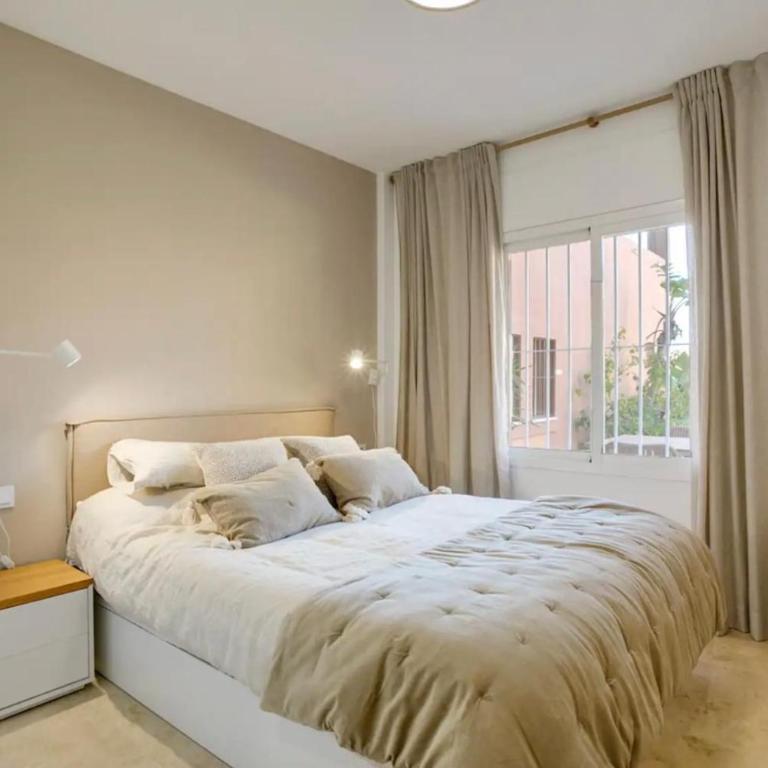 No10 - Beachfront Estepona close to port, 2 bedroom, 2 bathroom, sleeps 5 - Apartamento Familiar de 2 dormitorios con vistas - 10