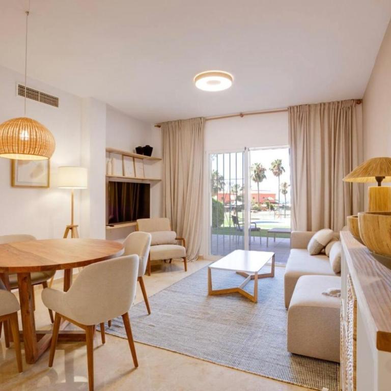 No10 - Beachfront Estepona close to port, 2 bedroom, 2 bathroom, sleeps 5 - Apartamento Familiar de 2 dormitorios con vistas - 1