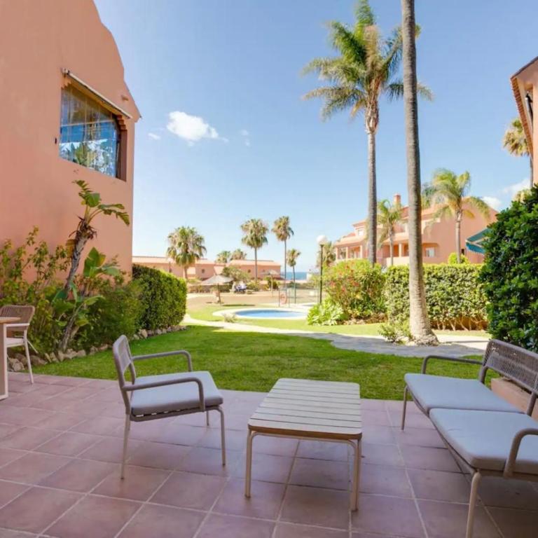 No10 - Beachfront Estepona close to port, 2 bedroom, 2 bathroom, sleeps 5 - Apartamento Familiar de 2 dormitorios con vistas - 3