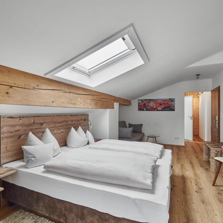 Aktivhotel & Gasthof Schmelz Ihr familienfreundliches Urlaubs Hotel mit Wellness, Almsauna, Chiemgau Karte - Dreibettzimmer mit Balkon - 3