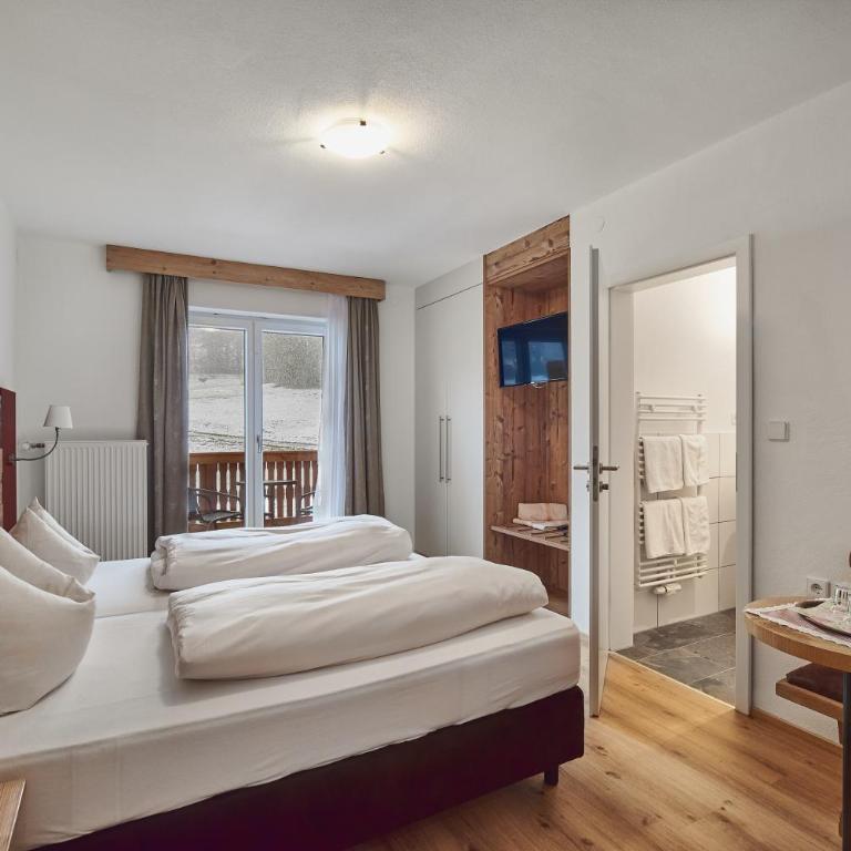Aktivhotel & Gasthof Schmelz Ihr familienfreundliches Urlaubs Hotel mit Wellness, Almsauna, Chiemgau Karte - Standard Doppelzimmer - 8