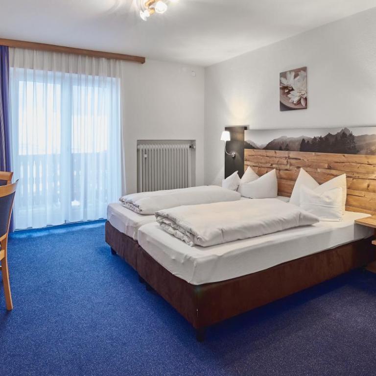 Aktivhotel & Gasthof Schmelz Ihr familienfreundliches Urlaubs Hotel mit Wellness, Almsauna, Chiemgau Karte - Familienzimmer mit eigenem Bad - 2