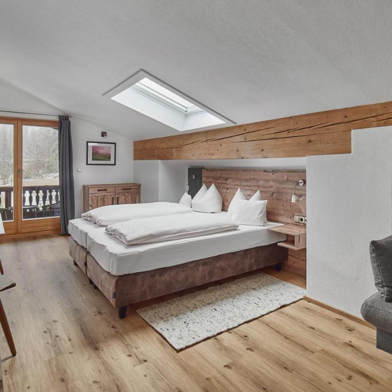 Aktivhotel & Gasthof Schmelz Ihr familienfreundliches Urlaubs Hotel mit Wellness, Almsauna, Chiemgau Karte - Dreibettzimmer mit Balkon - 1