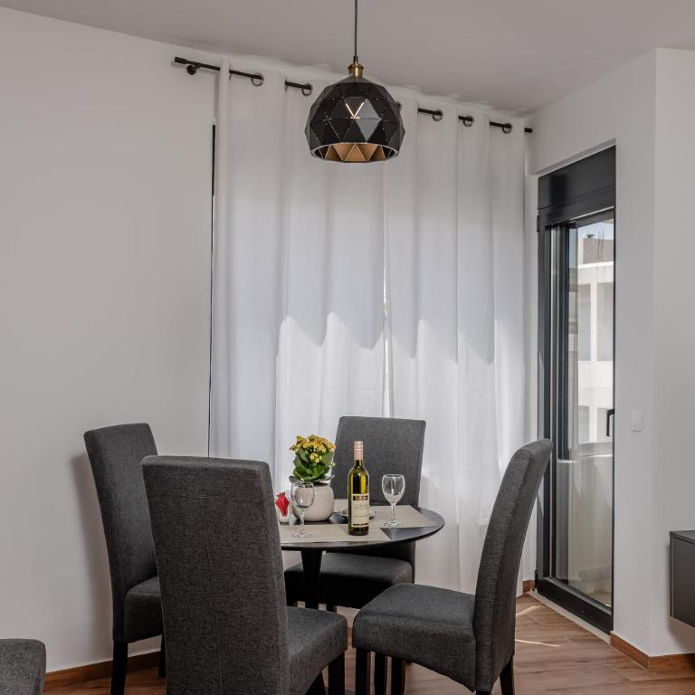 LUX Seafront APT - Close to the Sea - Private Parking - Apartman s 1 Spavaćom Sobom, Balkonom i Pogledom na More - 2