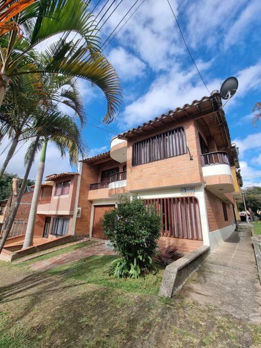 acogedora casa a 10 min del aeropuerto - Casa de 4 dormitorios - 1