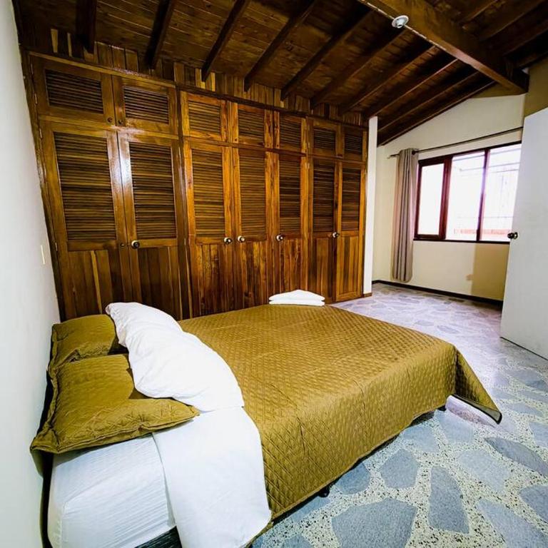 acogedora casa a 10 min del aeropuerto - Casa de 4 dormitorios - 16