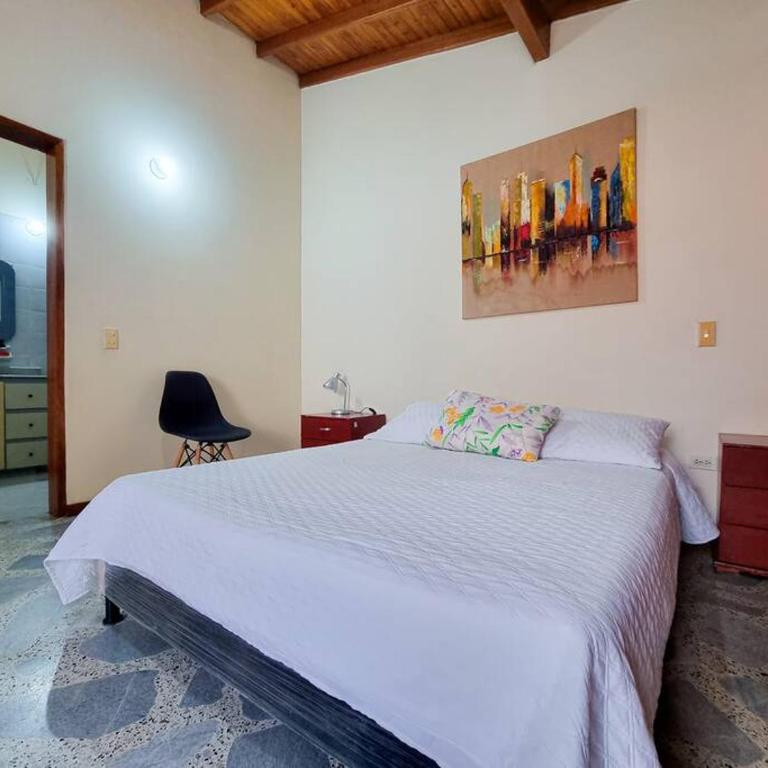 acogedora casa a 10 min del aeropuerto - Casa de 4 dormitorios - 23