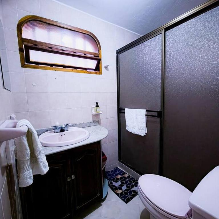 acogedora casa a 10 min del aeropuerto - Casa de 4 dormitorios - 40