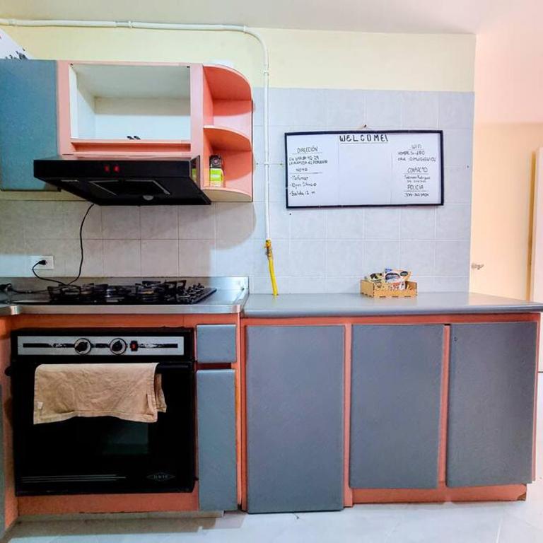 acogedora casa a 10 min del aeropuerto - Casa de 4 dormitorios - 45