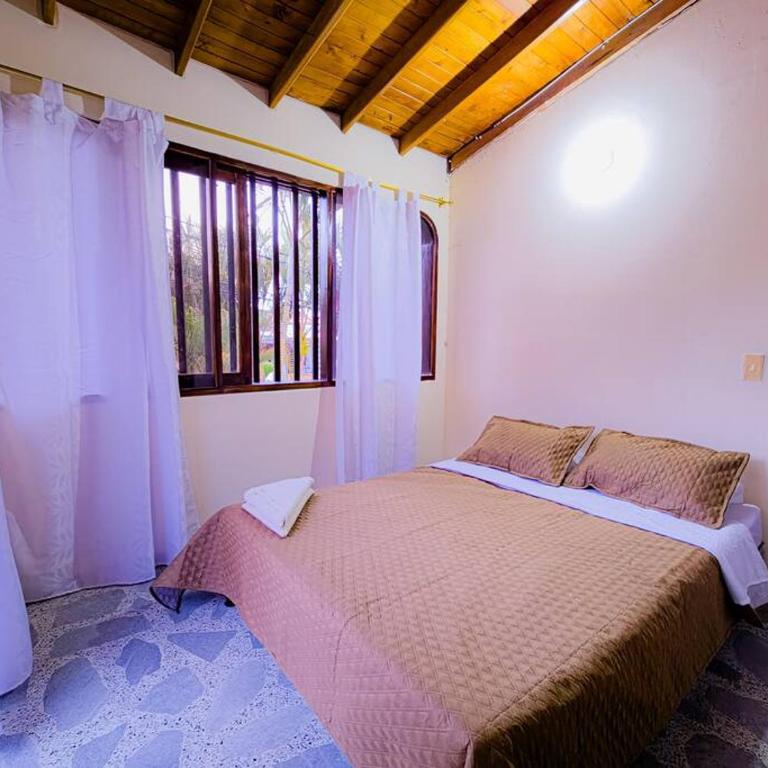 acogedora casa a 10 min del aeropuerto - Casa de 4 dormitorios - 50