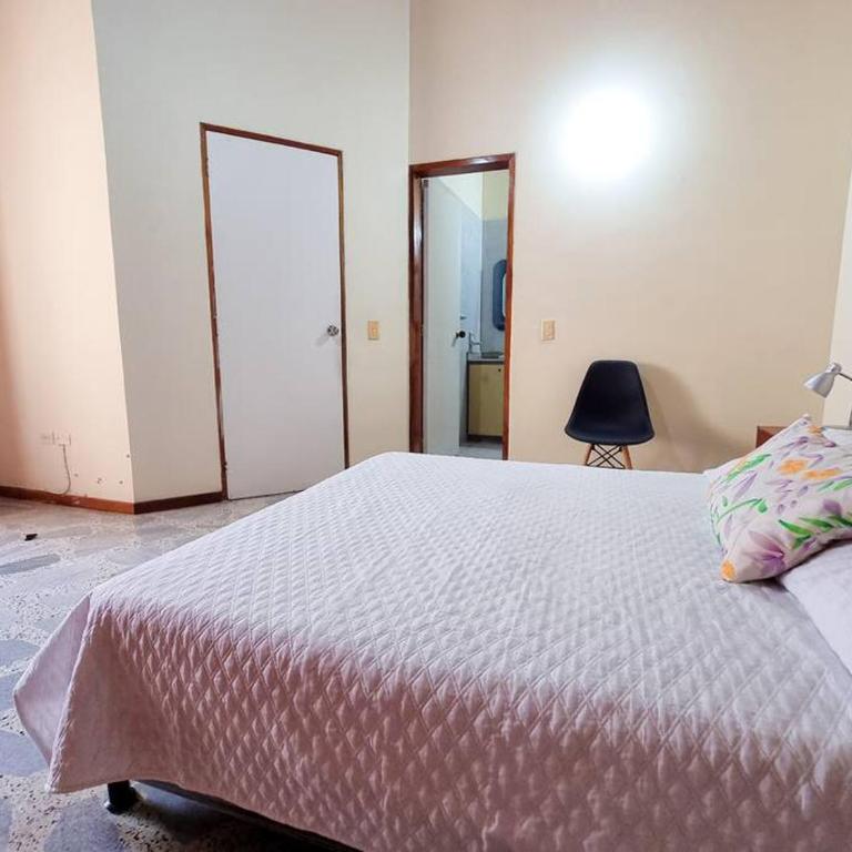 acogedora casa a 10 min del aeropuerto - Casa de 4 dormitorios - 58