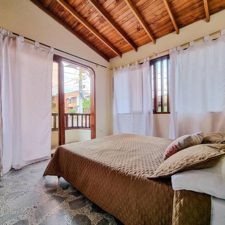 acogedora casa a 10 min del aeropuerto - Casa de 4 dormitorios - 60