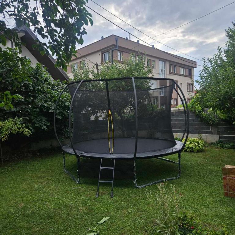 Large Apartment with beautiful Garden 5 minutes away from Airport at Karla Mijića 31 - Apartman sa 2 Spavaće Sobe - 17