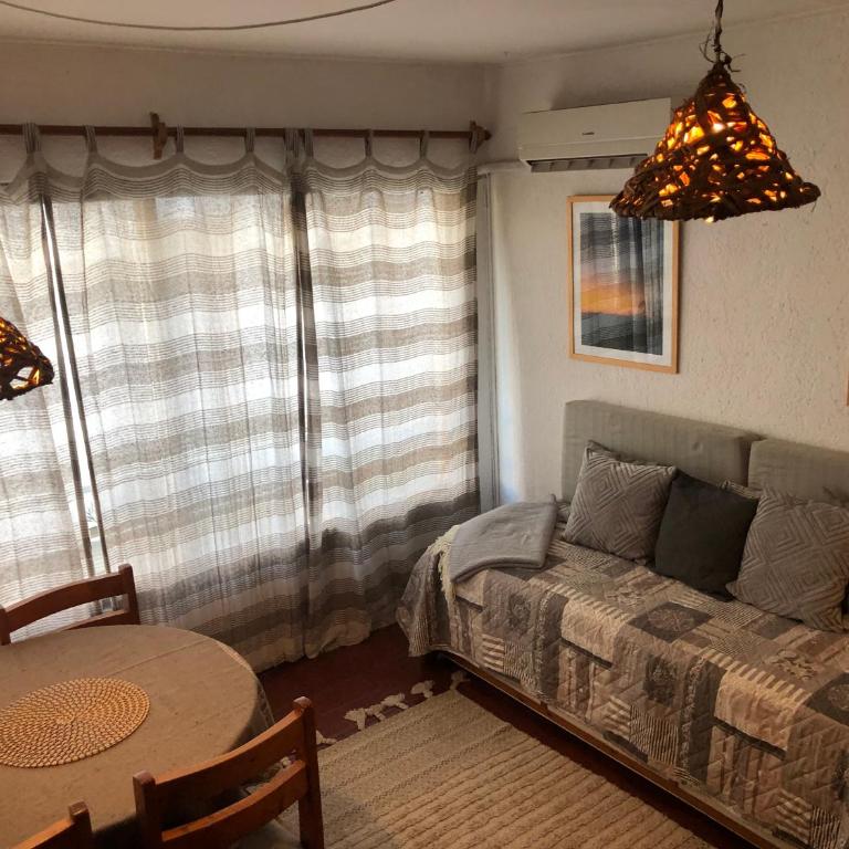 PUNTA DEL ESTE * Funcional y Acogedor Apto. en la Península * 1 Dorm 3 Pers. A 150 mts. del puerto deportivo, 2 cuadras de Gorlero, 10min de la Terminal de Buses. - Apartamento de 1 dormitorio - 4