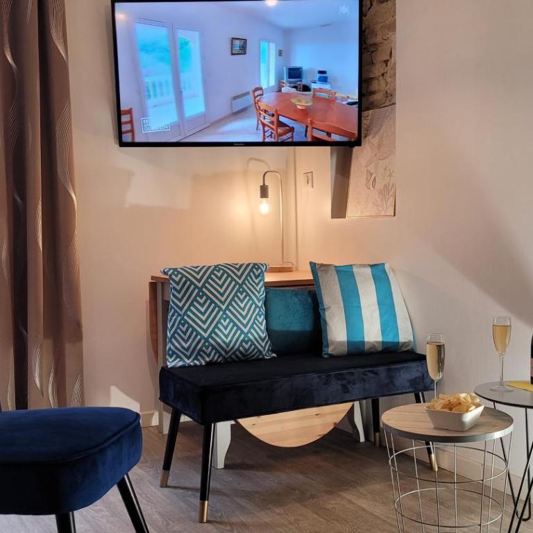 L établissement LA PLAGE A 2 PAS vous propose, 3 Appartements DEUX chambres, 1 appartement une pièce , NETFLIX, lits faits à votre arrivée, serviettes de toilette, Ménage, Wifi, en hyper centre ,Plage à 100m, BOX à Vélos, paiement 3 fois sans frais - Appartement 2 Chambres - 3