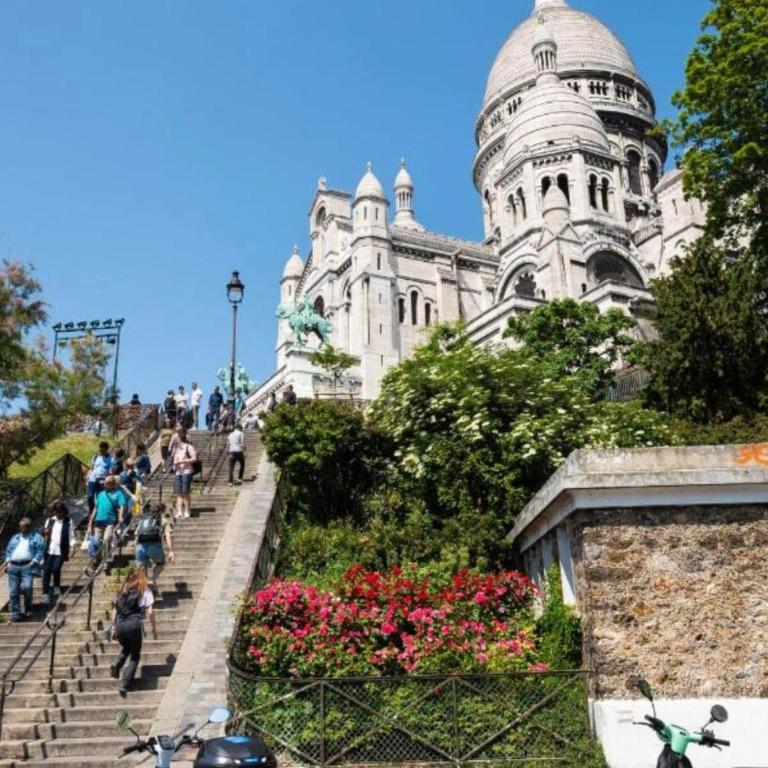 In front of Sacré Cœur - 2 Bedrooms in last floor - Appartement 2 Chambres de Luxe avec Vue sur le Jardin - 1
