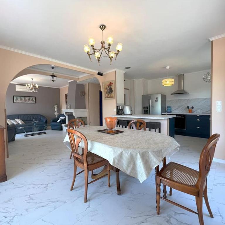 Appartement dans maison au 1er étage avec terrasse jardin ombrage et parking securise - One-Bedroom Apartment - 3