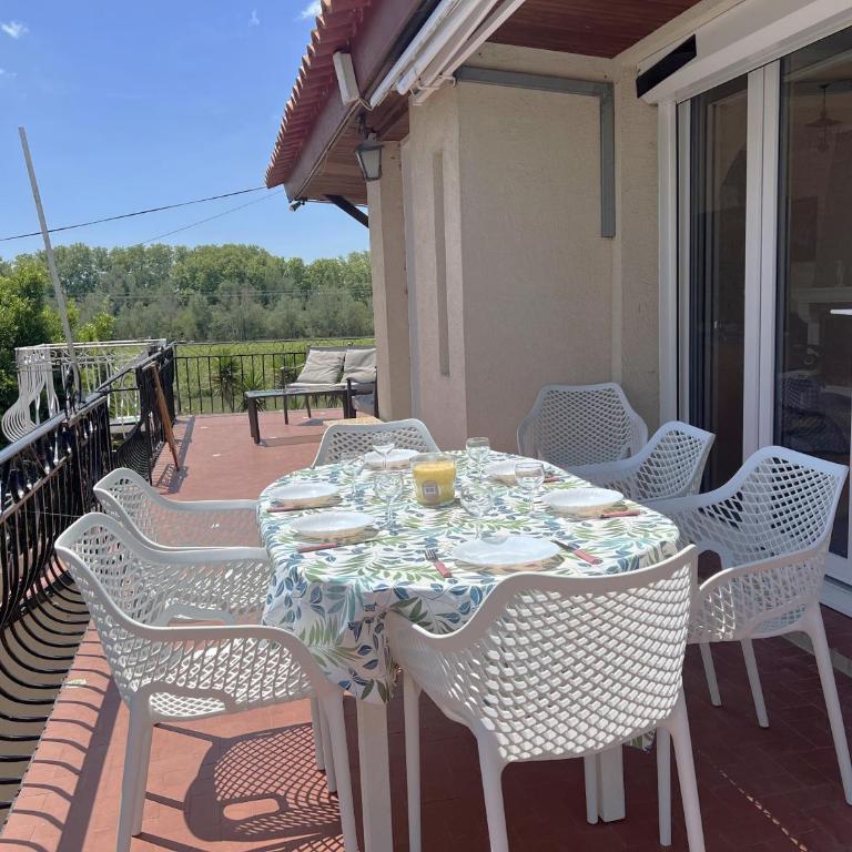 Appartement dans maison au 1er étage avec terrasse jardin ombrage et parking securise - One-Bedroom Apartment - 7