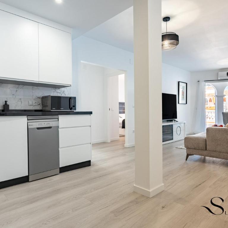 Fancy 2BR Retreat Pool Parking, Wonderful Views - Two-Bedroom Apartment with Terrace and Sea View - 11