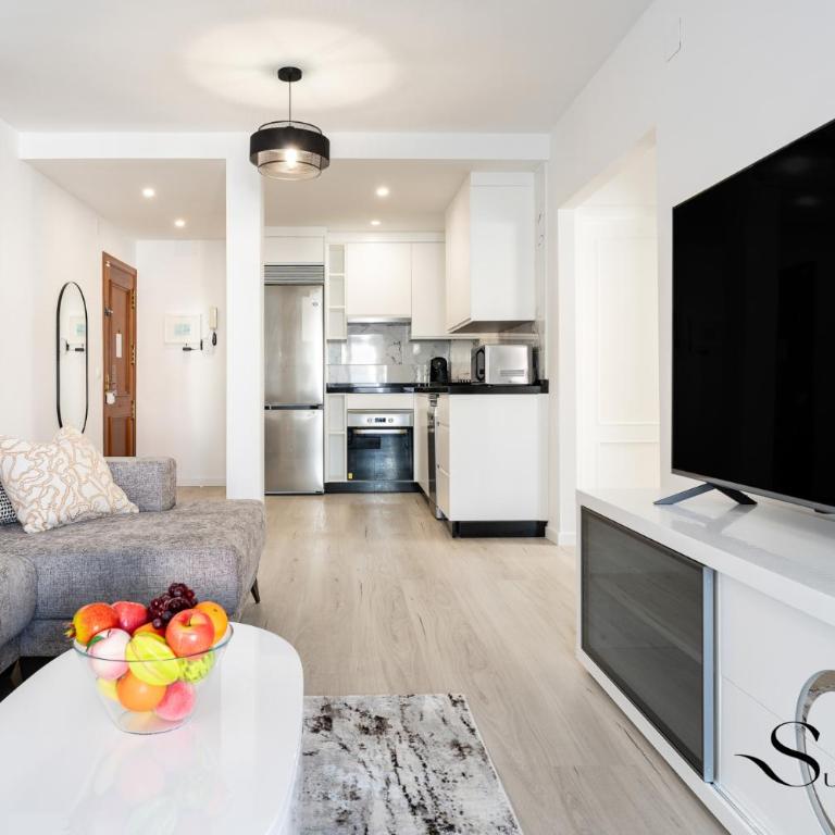 Fancy 2BR Retreat Pool Parking, Wonderful Views - Two-Bedroom Apartment with Terrace and Sea View - 13