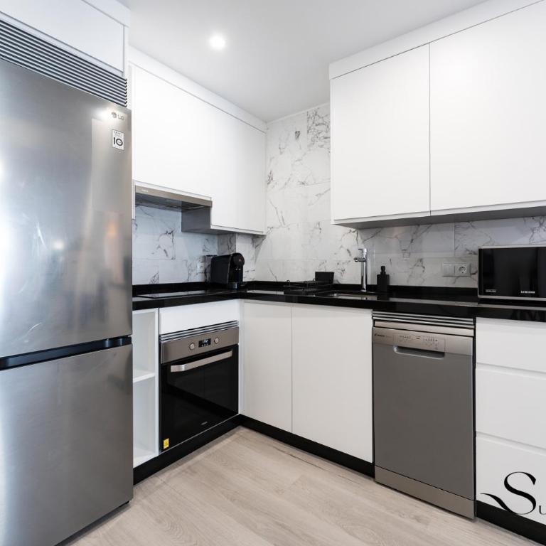 Fancy 2BR Retreat Pool Parking, Wonderful Views - Two-Bedroom Apartment with Terrace and Sea View - 25
