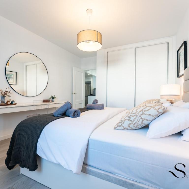 Fancy 2BR Retreat Pool Parking, Wonderful Views - Two-Bedroom Apartment with Terrace and Sea View - 5