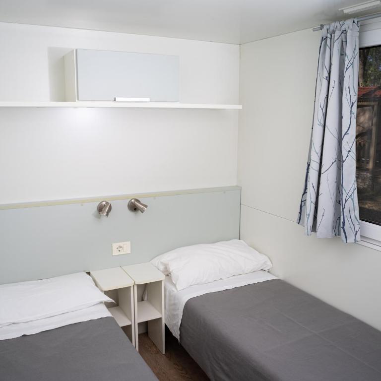 Punta Falconera camping & village - Chalet con 3 Camere da Letto - 1