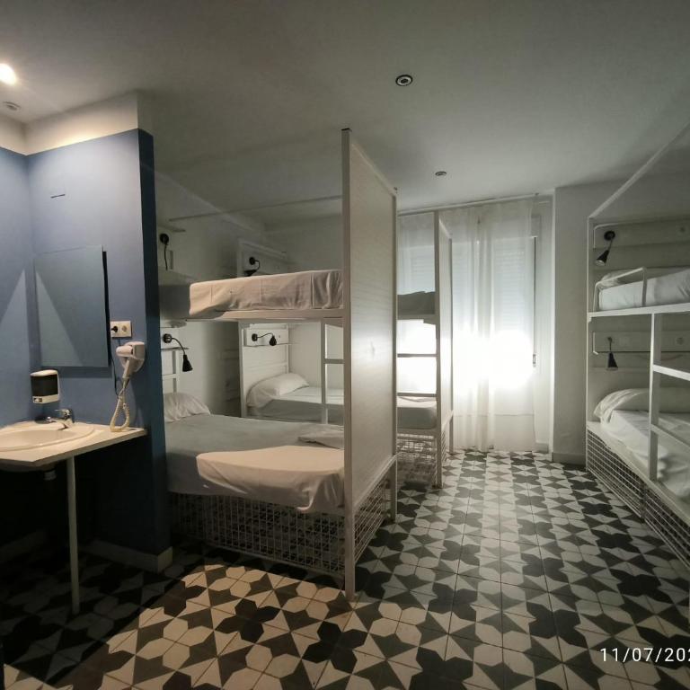 Feel Hostels Soho Malaga - Cama en habitación compartida mixta con 6 camas y baño privado - 3