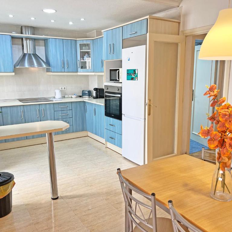 Encantador Muy Céntrico Terraza y AC - Two-Bedroom Apartment - 4