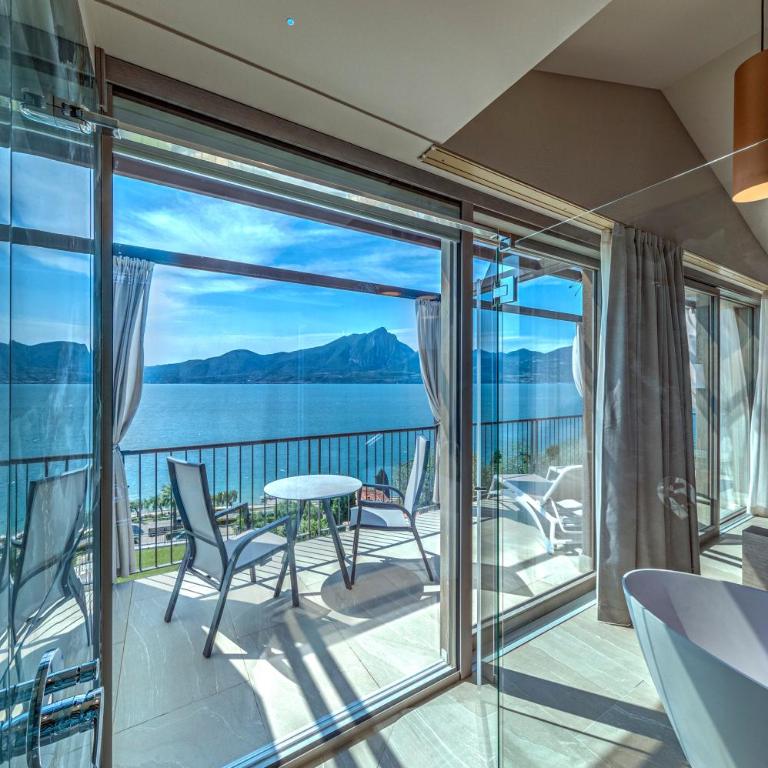 Sky View Garda Lake by Hotel Galvani - Camera Matrimoniale Ampia con Balcone e Vista Lago - 1