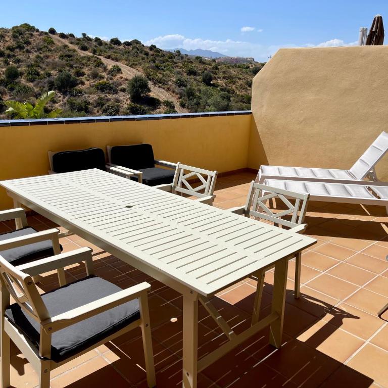 4New, 2 bed 2 bath Apartment Built 2024 with Community Pool and local beach - Apartamento de 2 dormitorios con vistas a la piscina - 5