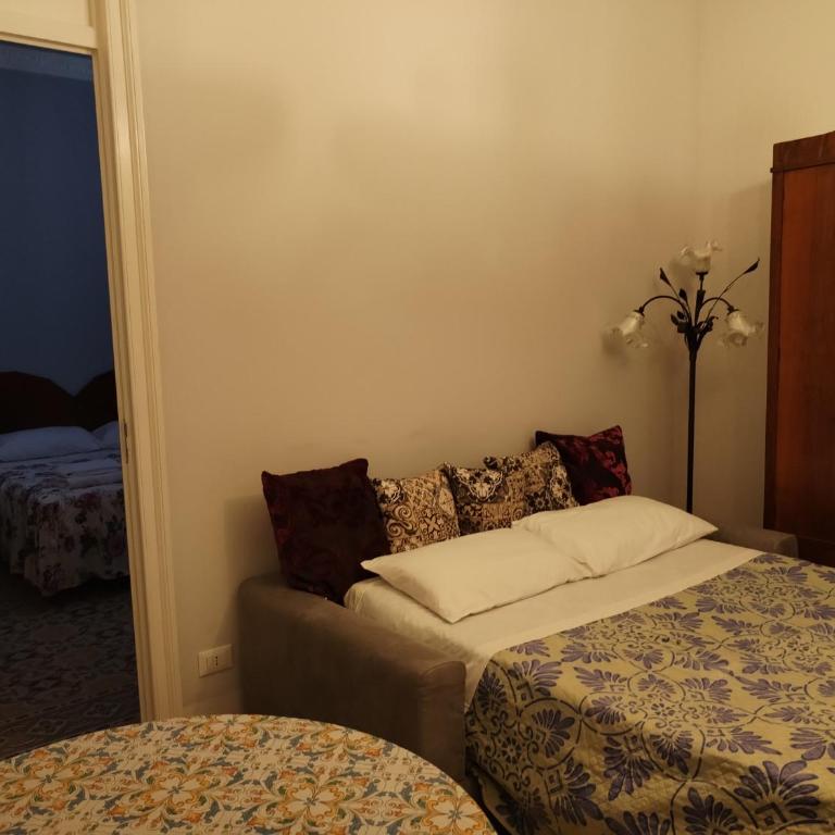 Battisti 18 Vintage Rooms - Triple Room with Private External Bathroom - 39