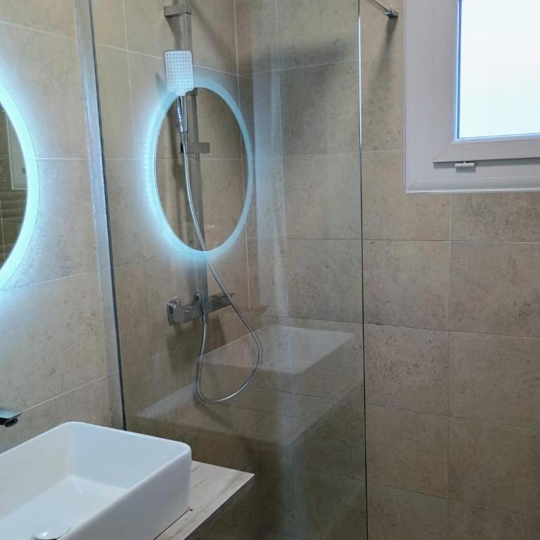Rez de jardin lumineux à 100m de la mer - Two-Bedroom Apartment - 8